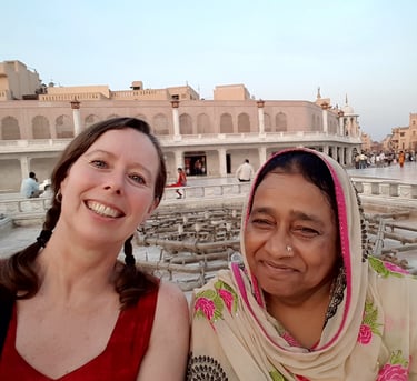 Karen Felton and woman at Amritsar temple, India