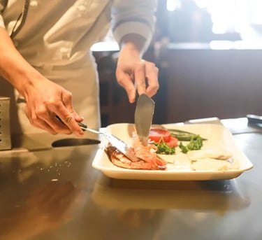 chef cuisinier qui montre le plat à faire pour un atelier cuisine à Montpellier