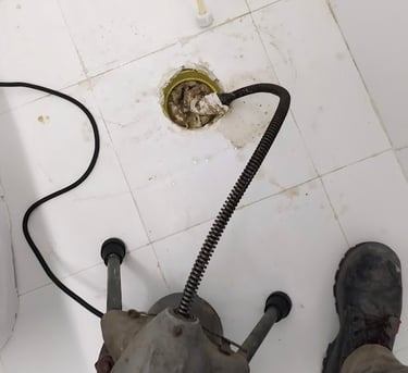Sonda electrica destapando cañeria