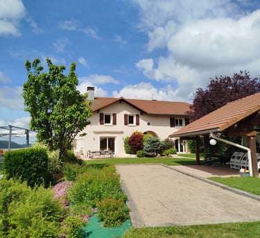 Maison avec terrain de pétanque, pelouse et auvent