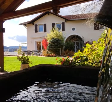 Vue sur la maison depuis le auvent