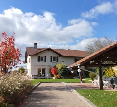 Pelouse et terrain de pétanque