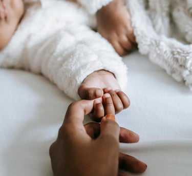 Bébé main dans la main avec sa maman