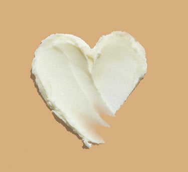 beurre de karité étalé en forme de cœur