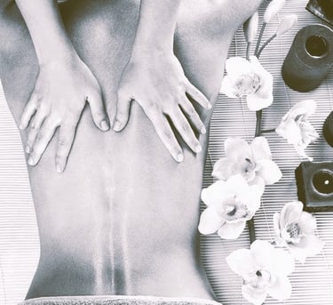 deux mains massent un dos, massage relaxant