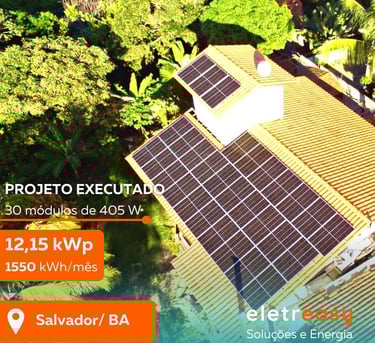 um telhado com placas solares