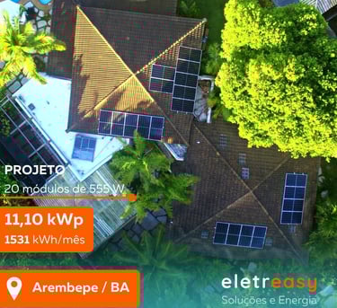 uma casa com painéis solares instalados no telhado