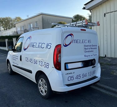 Photo d'un camion utilitaire blanc "Omelec 16"