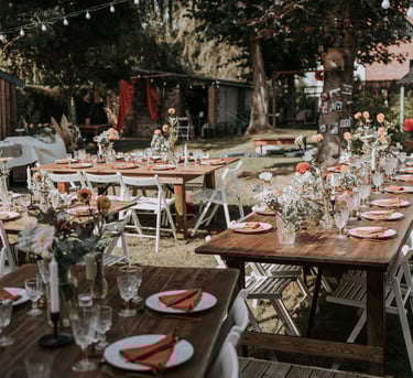 Un jardin avec plusieurs tables de mariage