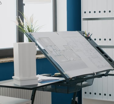 Mesa de desenho com planta de laboratório para planejamento arquitetônico conforme normas sanitárias