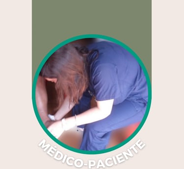 Uma médica de jaleco azul está segurando a perna na região próxima ao tornozelo de uma paciente