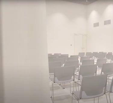 Akustikos suvaldymas konferencinėje erdvėje