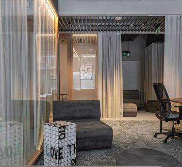 Akustikos gerinimas akustinėmis užuolaidomis biure