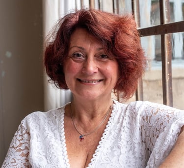 Portrait lumineux de Flo Salort en tunique blanche, sourire doux représentant le leadership