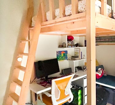 Espace bureau sous mezzanine Shelfi – Neuilly-sur-Seine – agencement blanc optimisé