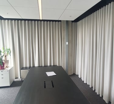 konferencines sales uzdengimas uzuolaidomis