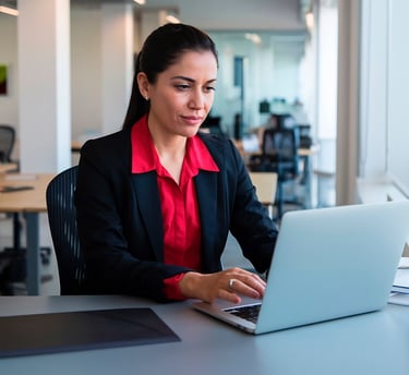 Colaboradora trabajando con tecnología de la información