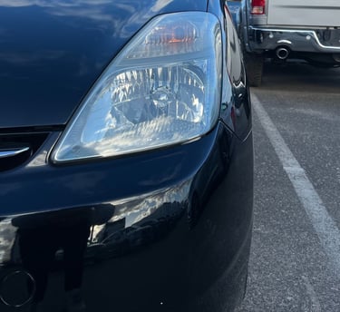 Išblizgintas automobilio žibintas po profesionalaus poliravimo – skaidrus, blizgantis paviršius