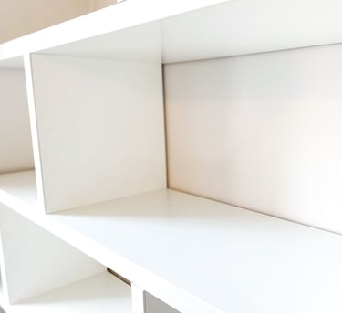 Rangement sous combles Shelfi – Rueil-Malmaison – bibliothèque en mélaminé blanc