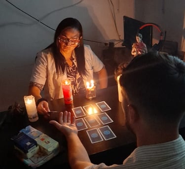maestra atendiendo un cliente en el escritorio