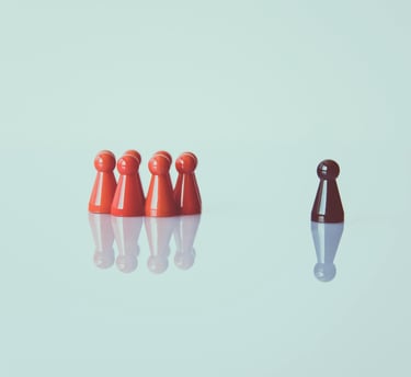 Spelpopjes van Mens Erger Je Niet, één zwart poppetje apart, symboliseert kwetsbaarheid en effecten.