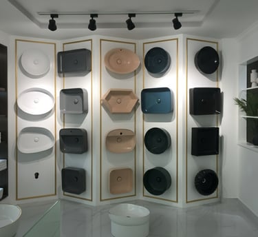 Showroom de design com parede expositora de cubas de banheiro em diferentes formatos e cores