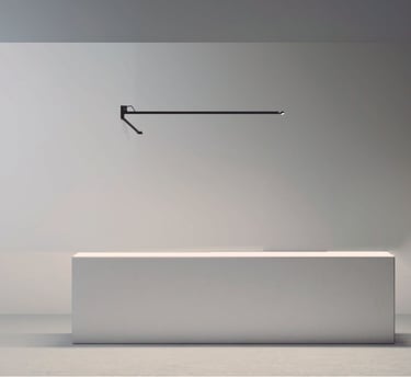 Luminaria técnica de brazo orientable sobre bañera en espacio de diseño minimalista