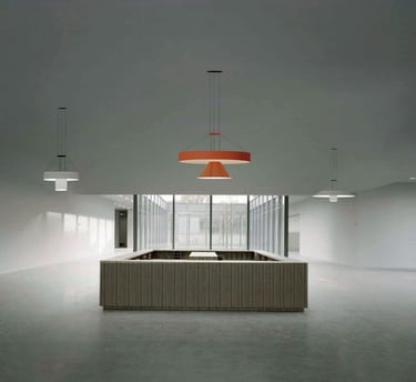 Lámparas técnicas suspendidas en espacio arquitectónico minimalista con luz natural