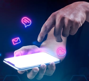 Una persona sosteniendo un teléfono con efectos en la pantalla de reacciones y notificaciones