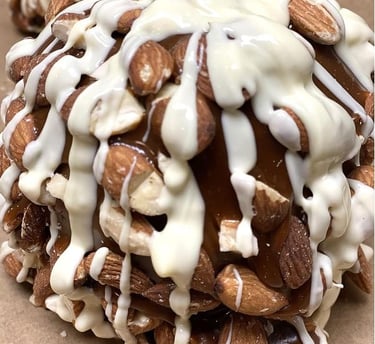 Gourmet Jumbo Caramel Apple (Almond White Chocolate, 1 Count)