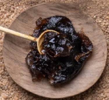 Savon noir marocain (Beldi) prêt à l'emploi dans une coupelle en bois
