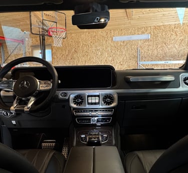Mercedes G klasės automobilio prietaisų skydelis ir vairas po salono valymo – švarus ir blizgantis 