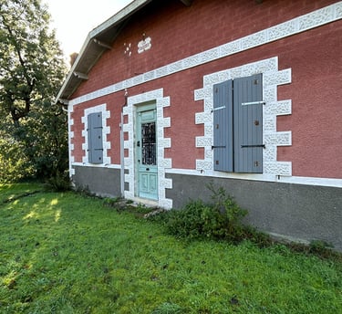 Maison traditionnelle à Saumos en Gironde avec toiture en tuiles, exemple de l'architecture locale s