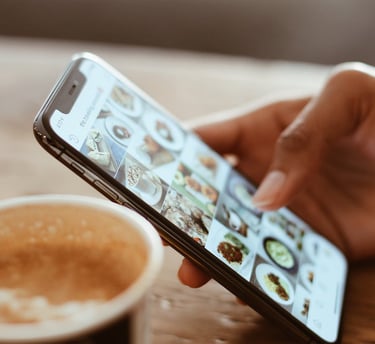 Smartphone con Instagram e Cappuccino