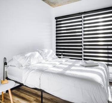 Chambre d'un Airbnb photographiée pour sa mise en ligne sur la plateforme