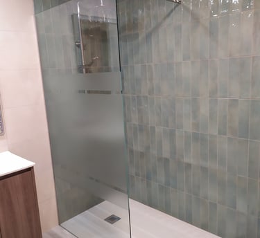 Mamparas de baño decorativas con diseños personalizados en cristal.