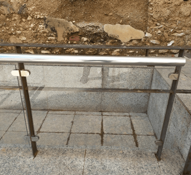 Montaje de barandillas de cristal para escaleras y exteriores - Estilo moderno y seguro.