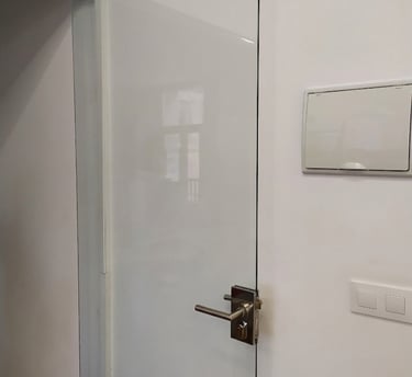 Puertas de cristal a medida para viviendas y baños - Cristalería profesional.