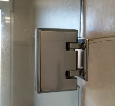 Accesorios y herrajes de alta calidad para carpintería de vidrio.