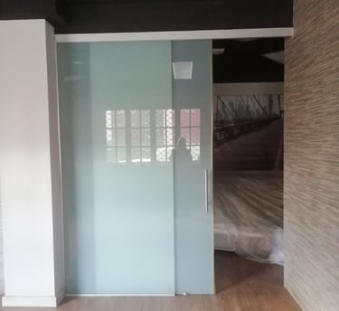 Instalación de puertas de cristal satinado para interiores y oficinas - Separación de ambientes.