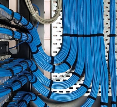 تقدم شركتنا حلول أنظمة تيار خفيف احترافية للمشاريع التجارية، الصناعية، الإدارية والفنادق، مع تصميم و