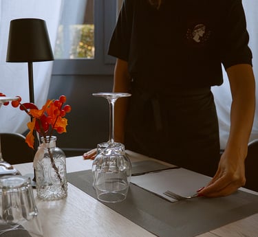 Tavolo apparecchiato al Bistrot Dea di Ceggia, carni selezionate, vini e atmosfera elegante