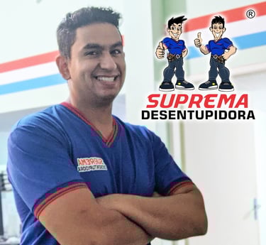 técnico da empresa de desentupimento