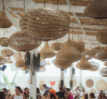 Ambiance conviviale et festive au restaurant Playa Amor en bord de mer