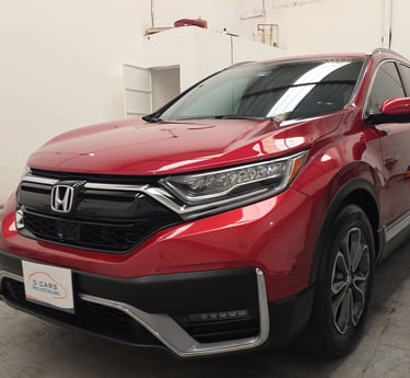 Aplicación de recubrimiento cerámico premium en automóvil, brillo profundo y protección contra rayas y contaminantes en D Car