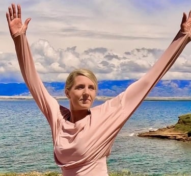 Profilbild-von-Yogalehrerin-Anja-mit-schönem-Ausblick-auf-Meer-und-Berge-von-Kroatien