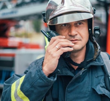 Rescatista utilizando nuestra plataforma de MCPTT