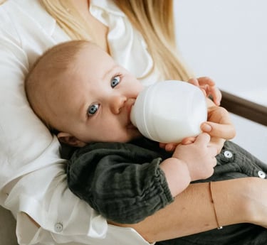 Anne kucağında biberonla beslenen yenidoğan bebek – Babywise Nurse