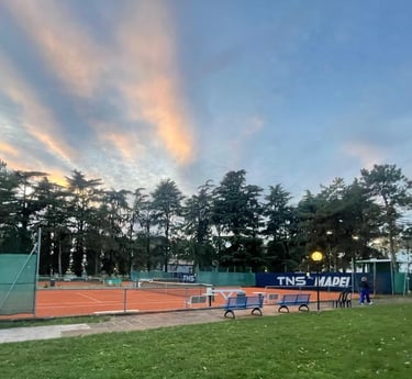 Campo da tennis in terra rossa presso il Centro Tennis Aeronautica, Milano.