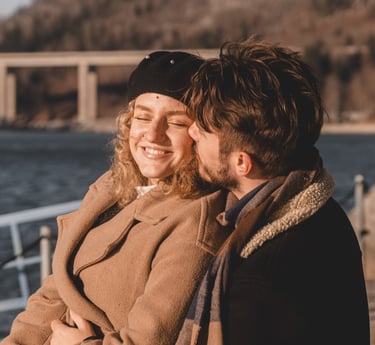 dečko i cura sjede na klupi u zagrljaju